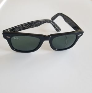 Ray ban sunglasses has cracked lens 😥